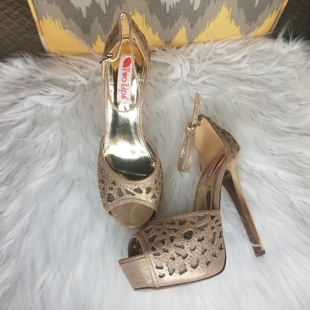Gold Two Lips Heels. Sculpt. Size 9.